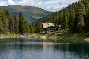 The building at the end of this lake used to be a simple restaurant, unfortunately they closed down years ago. But still people love walking up there to enjoy the  atmosphere