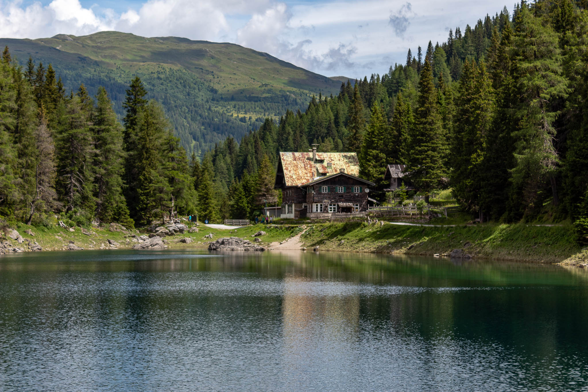 The building at the end of this lake used to be a simple restaurant, unfortunately they closed down years ago. But still people love walking up there to enjoy the  atmosphere