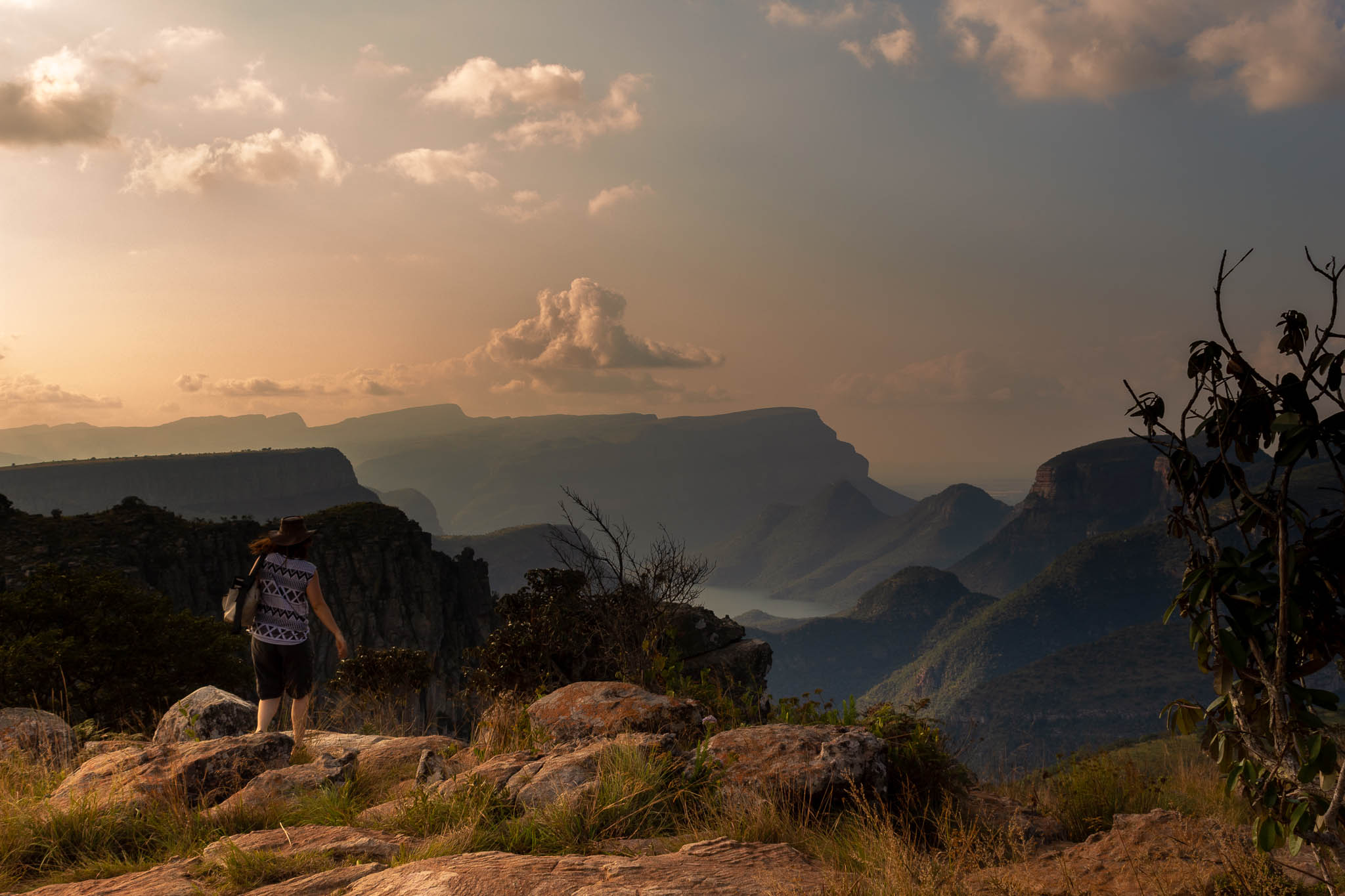From this parking lot you get the chance to look into various directions into Blyde Canyon. The atmosphere of this lake in the midst of mountains with the sun being already a bit low gave this scene a special amosphere