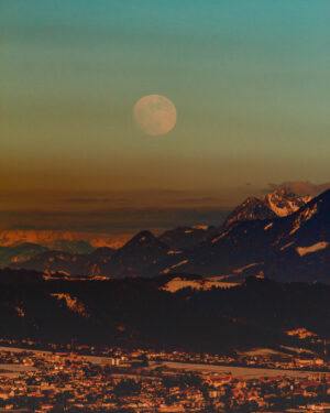 The full moon rising above the densely populated Inntal made me realize how many beautiful things in life we are missing out on, by just being too busy.