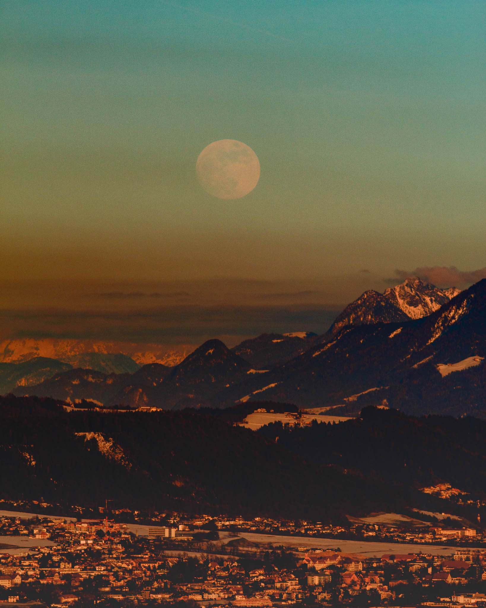 The full moon rising above the densely populated Inntal made me realize how many beautiful things in life we are missing out on, by just being too busy.