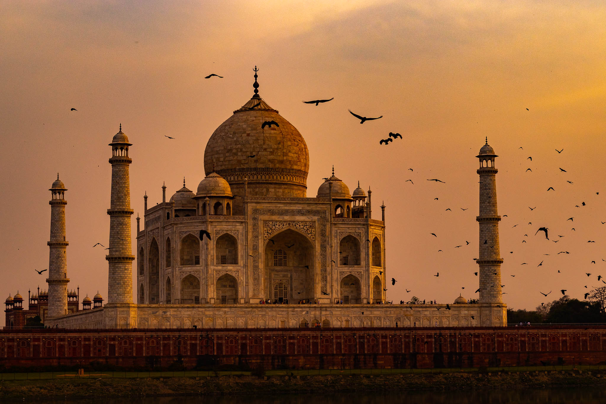Just as the sun was setting, flocks of birds were filling the sky. These crows stayed around for a while, giving the monument a very special atmosphere.